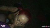 La vera prostituta tedesca di strada rossa dà un colpo pubblico a uno sconosciuto snapshot 7