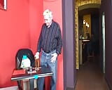 Gagică remarcabilă cu păr negru din Germania care satisface un tip bătrân la bar snapshot 3