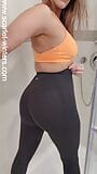 La ragazza si immerge in reggiseno sportivo e leggings nella doccia mentre si masturba snapshot 3