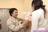 Haruna Ayase recebe vibrador e lambeu shlong snapshot 3