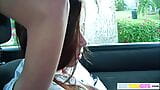 Brookeskye se mete los dedos en el coño mojado del coche mientras llueve snapshot 8