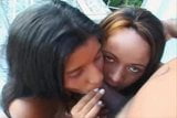 Dos brasileñas cabalgan una polla negra snapshot 4