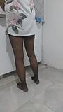 Turca matura con gambe e feticismo del piede in calze di nylon in cucina snapshot 16