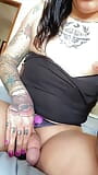 Chica trans tatuada masturbándose y corriéndose snapshot 4