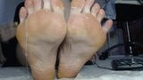 Camgirl ayak ve ayak parmakları sarı oje ile snapshot 3