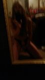 Une femme sexy joue dans le miroir. snapshot 2