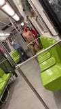 Quando o metrô está vazio, você aproveita a oportunidade para se divertir snapshot 3