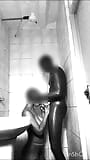 Un jeune homme avec une longue grosse bite noire super raide baise une MILF noire excitée en levrette sous la douche après avoir baisée son visage snapshot 11