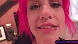 Colorhair BJ gata com grande piercing na garganta em POV snapshot 1