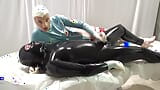 Latex danielle - der Arzt spielt mit dem Penis des Patienten. Volles video snapshot 6