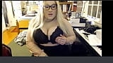 Une bimbo blonde siliconée lâche une énorme éjac snapshot 4