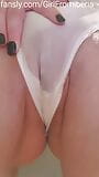 Meisje in witte lingerie en druipend nat poesje speelt met haar borsten en plast in haar lingerie slipje snapshot 2