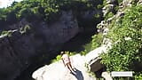 SCOPATA PUBBLICA SELVAGGIA SU UN'ALTA SCOGLIERA NEL CANYON. MIA BANDINI snapshot 3