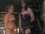 Diversão com consolo de cinta-caralho na Inglaterra com uma mulher e 2 travestis snapshot 17