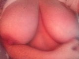 Je joue avec mes gros seins excités snapshot 1