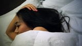 Model dewasa Asia estelle lela angels bermain di tempat tidur snapshot 7