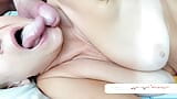 milf léchant du sperme sur le visage éjaculation massive sperme belle-mère Gilf suçant une grosse bite faciale tabou. snapshot 4