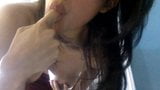Mayra Lizette lutscht Finger 2 snapshot 4