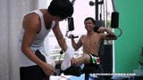 Chico asiático vahn consigue un entrenamiento de cosquillas snapshot 3