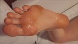 Éjaculation sur des pieds sexy, de longs orteils snapshot 9