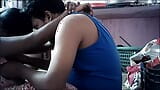 Hintli evli kadın öpüşüyor ve göğüslerine bastırıyor snapshot 6