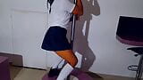 La studentessa carina è molto eccitata, balla su un palo con la sua uniforme da istituto snapshot 10