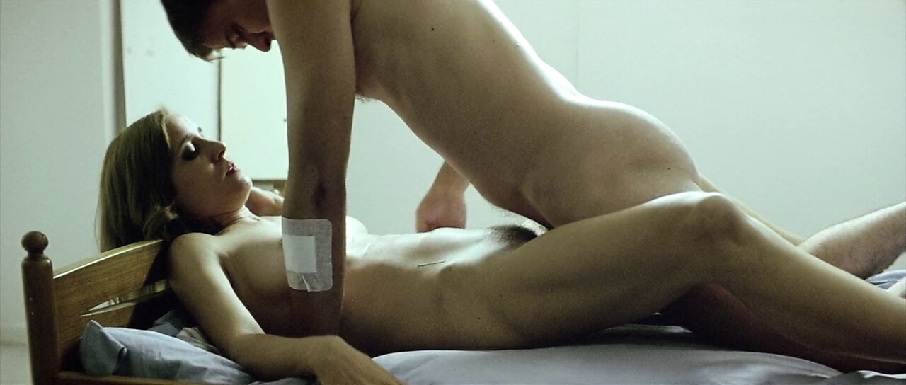 Dogtooth – Kynodontas (2009) 017 Aggeliki Papoulia