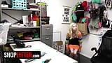 Une petite voleuse adolescente blonde se fait baiser en levrette par un garde du centre commercial - shoplyfter snapshot 7