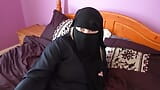 Bleke huidsvrouw in moslimburka en Niqab die zwarte dildo neukt snapshot 1