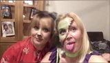 2 MILF blondes excitées veulent te sucer! snapshot 1