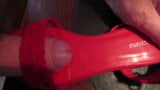 Neuk rode schoen met cumshot snapshot 8