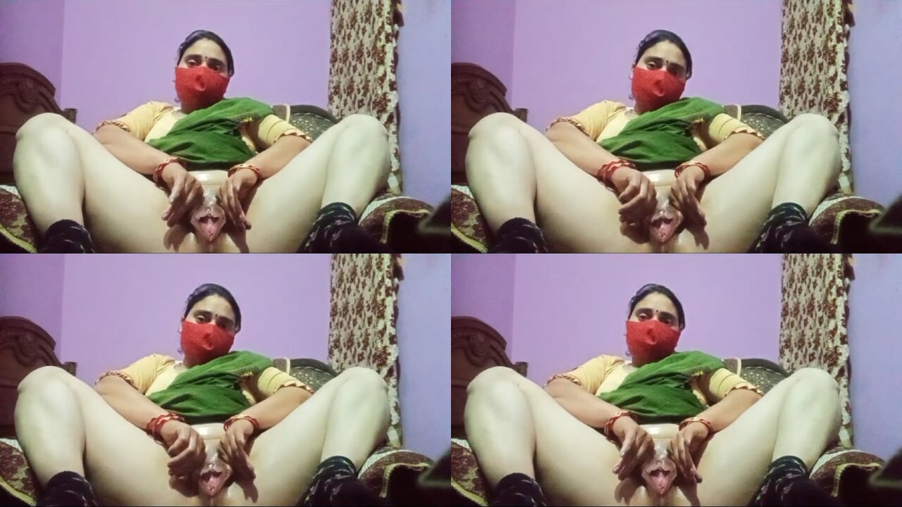 Ấn Độ làng bhabhi xoa bóp âm hộ đầy dầu và thủ dâm cho đến khi âm hộ của cô ấy xuất tinh