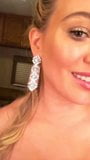 Decote de Hilary duff em um vestido chique, selfie snapshot 4