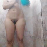 Chica india caliente cambiándose a traje de baño en la universidad snapshot 15