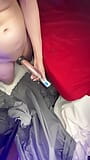 Transeksüel gevşek kadın kılıklı yarağı üzerinde penis pompası kullanıyor snapshot 2