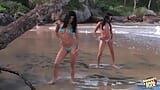 Dos hermosas chicas juegan en el agua antes de chupar y follar una enorme polla gorda snapshot 1