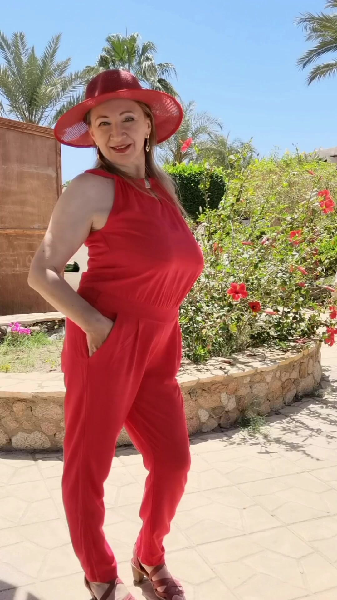 Dame in het rood (oma van rode hoed)