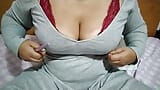 Seksi anne Nikita büyük göğüsleriyle oynuyor snapshot 2