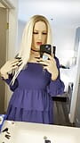 Mais quente loira crossdresser olhando no espelho snapshot 5