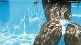 Rondborstige milf Angelica bij het zwembad snapshot 7
