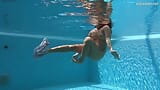 Ragazza grassa Puzan Bruhova piacere del nuoto snapshot 15