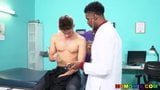 Michael Del Ray viene coinvolto in un trio medico snapshot 4