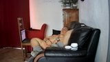 Masturbation au salon snapshot 1