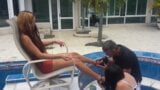 Une adolescente latina asservit sa propre famille pour léchage de chaussures snapshot 3