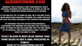 Stacy Bloom в сексуальном синем платье принимает огромный дилдо в задницу и анальный пролапс на публике snapshot 1