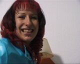 Redhead MIlf fingert sichvor der Kamera snapshot 2