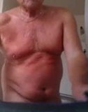 Lindo abuelo en el ducha snapshot 7