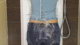 Peitos molhados sensuais, jeans e camisa enquanto toma banho snapshot 4