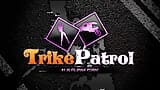 TrikePatrol крошечная Филиппинка становится храброй и пробует большой хуй иностранца snapshot 1