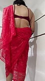 Jessica Bath穿着红色纱丽服 snapshot 5
